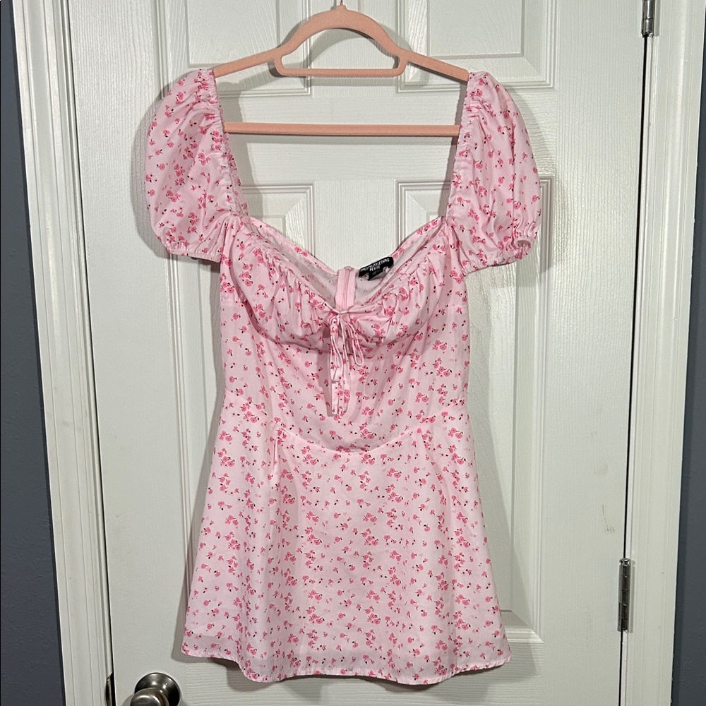 PrettyLittleThing Petite Pink Floral Dress with Puff Sleeves and zipper back